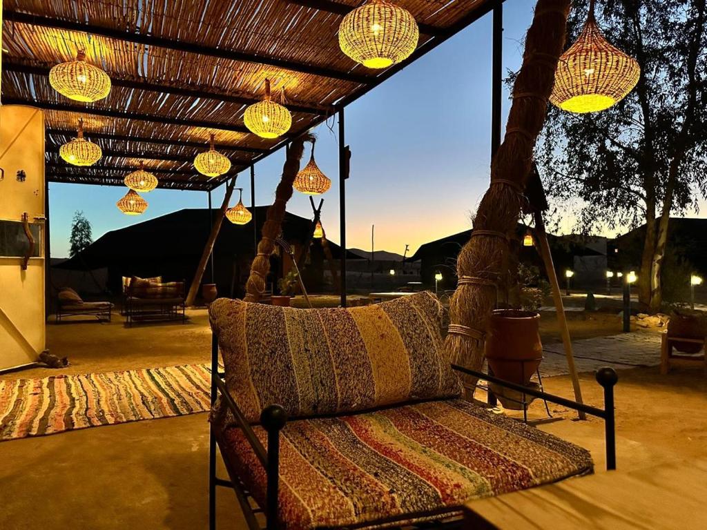 Posezení v ubytování Royale Touareg Tents