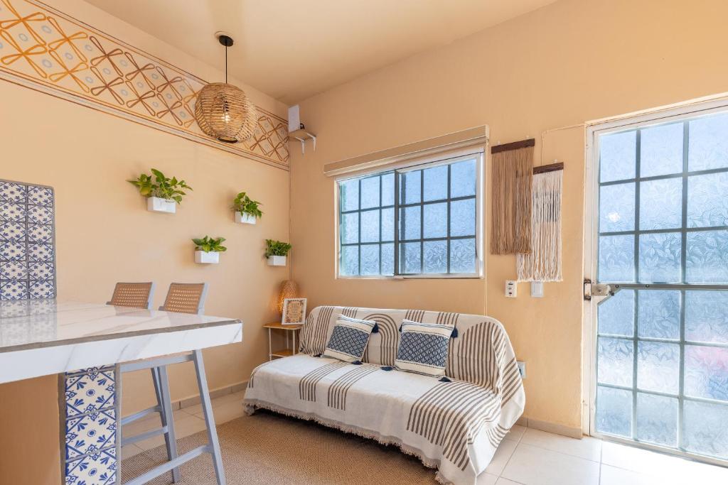 Χώρος καθιστικού στο 5min to Beach & Downtown, High-Speed WiFi, Laundry Service, PetsOK