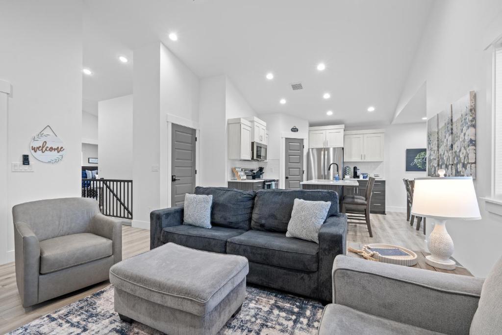 ein Wohnzimmer mit einer Couch und einem Sessel in der Unterkunft Peaceful Idaho Falls Stay Fire Table Sleeps 8 in Idaho Falls