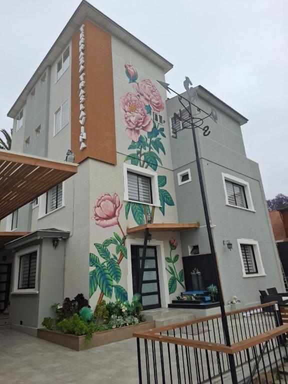 een gebouw met bloemen op de zijkant geschilderd bij Hostal Terraza Traslaviña in Viña del Mar