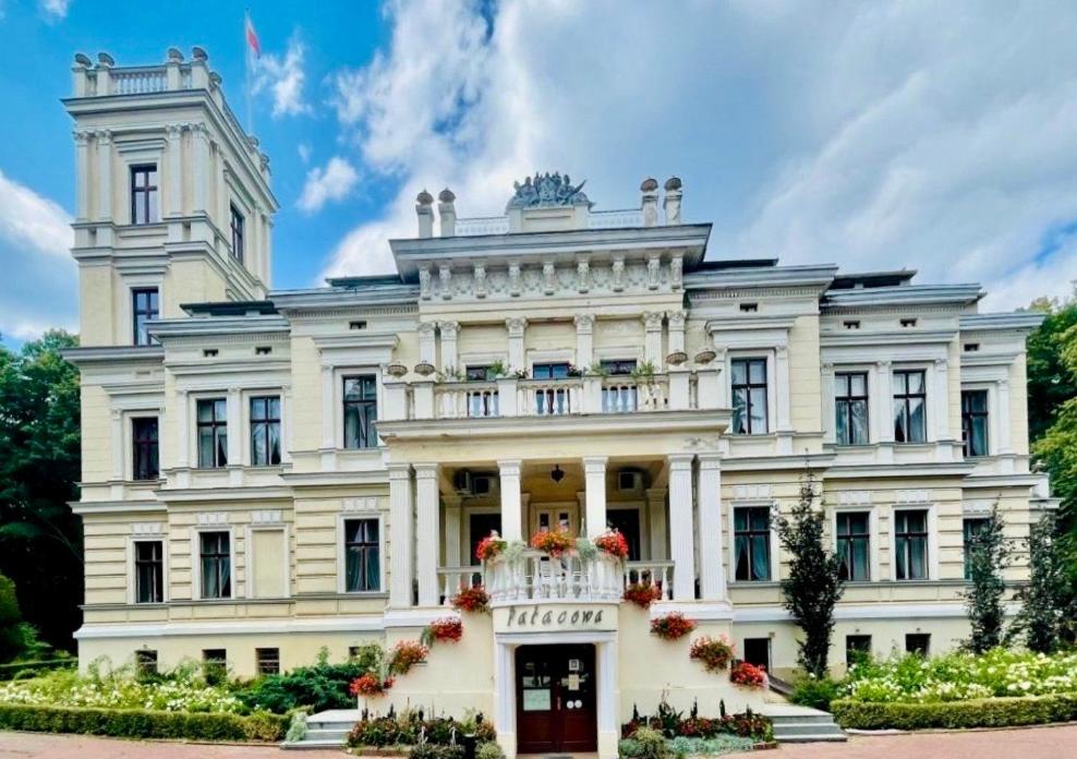 Exteriér nebo vchod ubytování Pałac Biedrusko