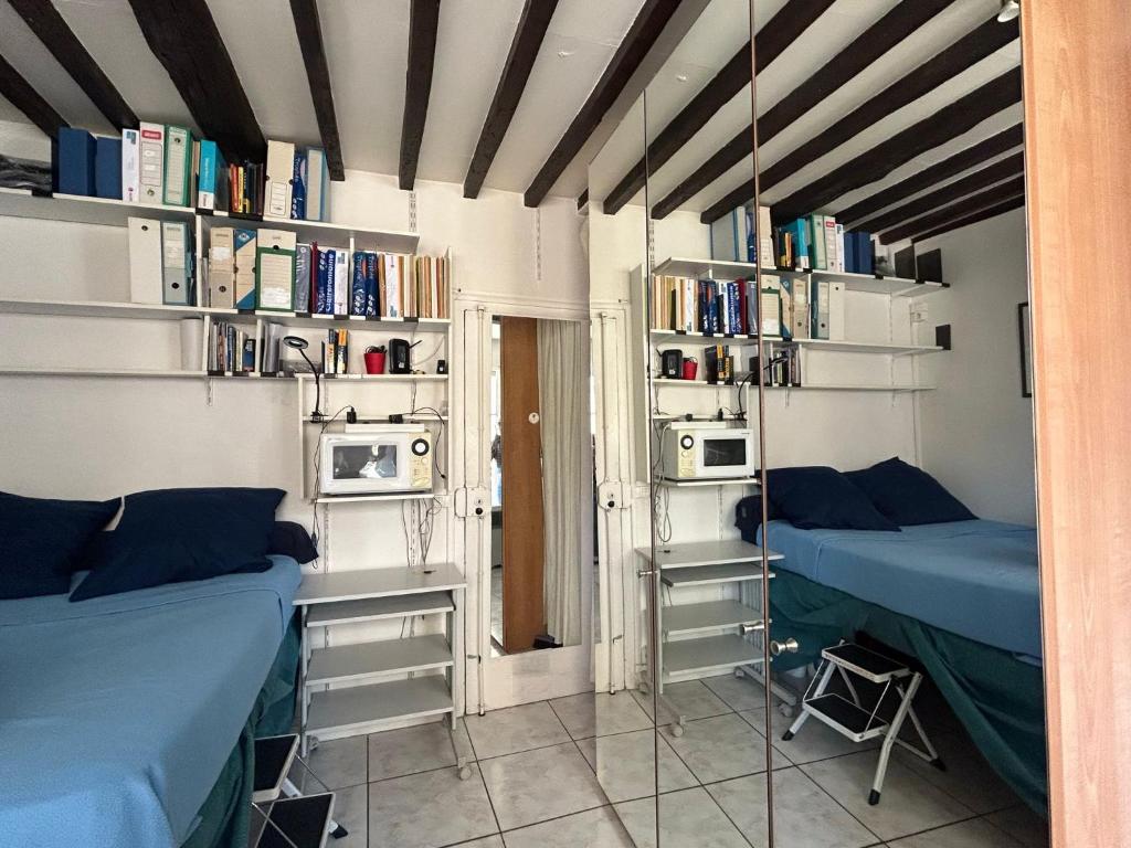 Ένα ή περισσότερα κρεβάτια σε δωμάτιο στο Logement à Paris 05