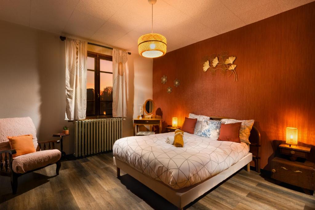 Ένα ή περισσότερα κρεβάτια σε δωμάτιο στο L'Oustal 3 chambres avec grand jardin parking gratuit