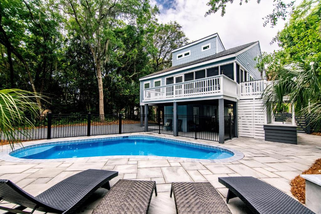 ein Haus mit einem Pool und einem Haus in der Unterkunft Ocean Shade in Edisto Beach