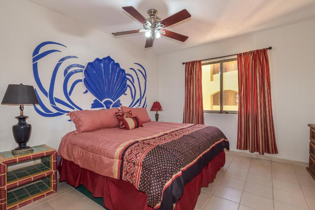 ein Schlafzimmer mit einem Bett und einem Deckenventilator in der Unterkunft Sonoran Spa E401 in Campo del Medio