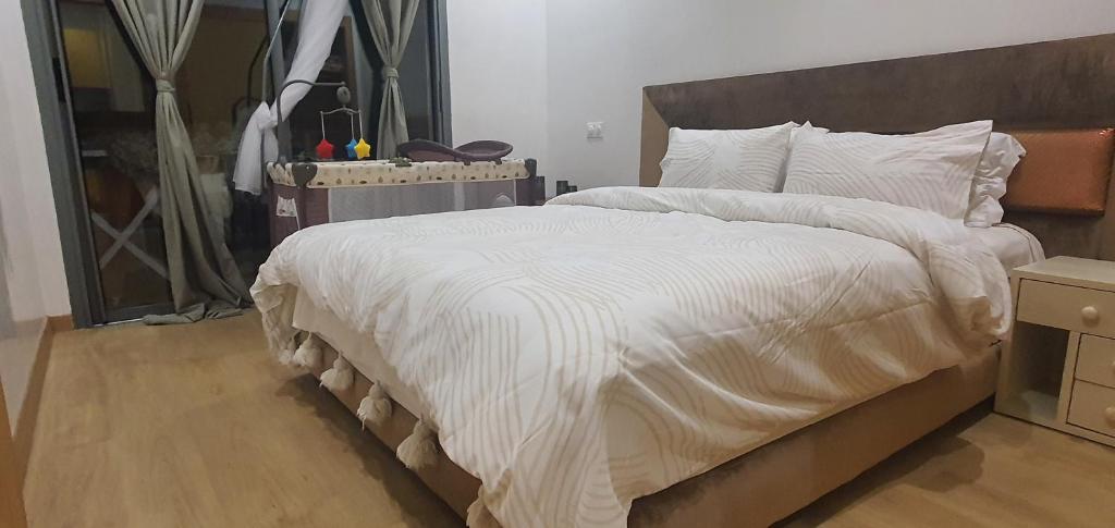 Una cama o camas en una habitación de Aerostay Jamal