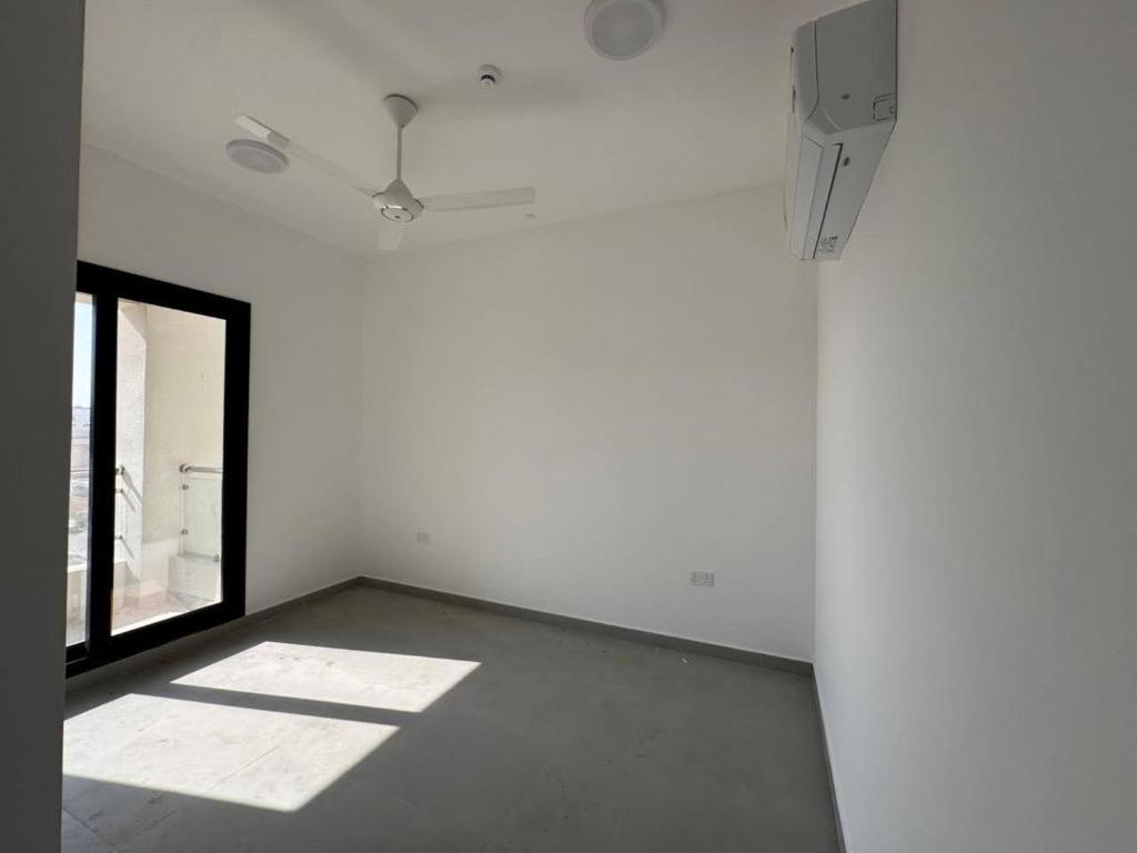 Φωτογραφία από το άλμπουμ του شقة في موقع مميز σε Maţār as Sīb ad Duwalī