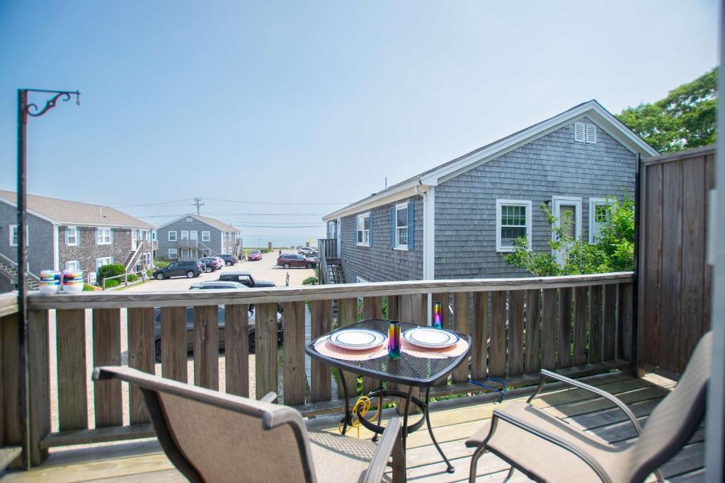 un balcon avec une table et des chaises sur une terrasse dans l'établissement East End Condo Across from Assoc Beach, à Provincetown