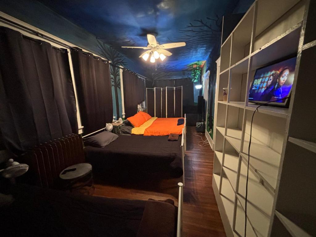 Zimmer mit 2 Betten und einem Deckenventilator in der Unterkunft Cozy Bears Bunkers Manor & Carpe Diem Spa in Memphis