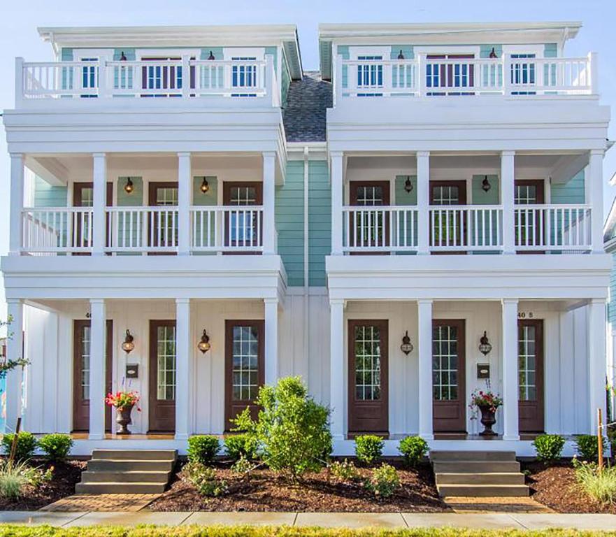 Cette grande maison blanche dispose d'un balcon blanc. dans l'établissement 412B The Chesapeake House, à Virginia Beach