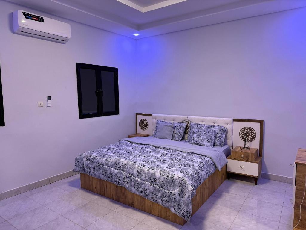 ein Schlafzimmer mit einem Bett in einem weißen Raum in der Unterkunft Modern Stay in Nouakchott