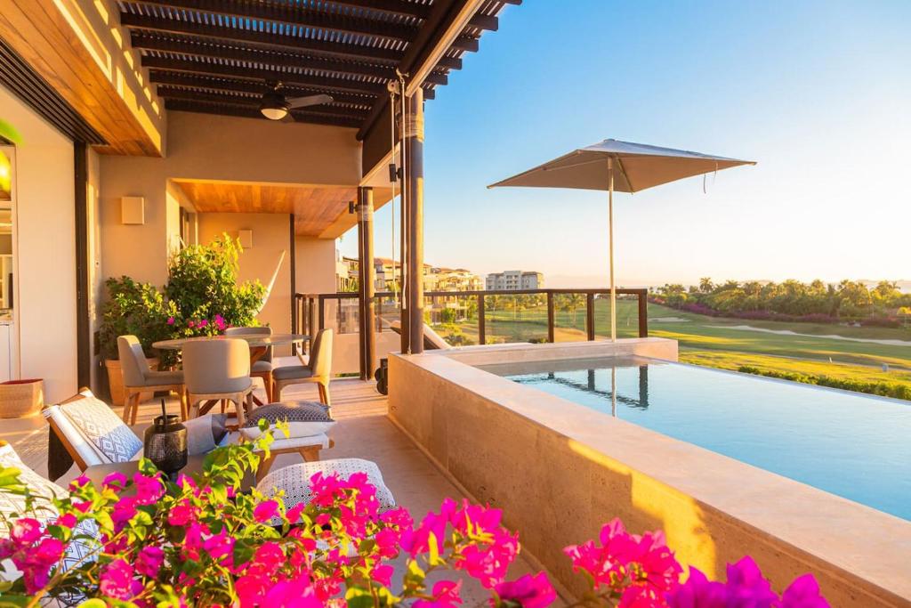 Πισίνα στο ή κοντά στο Lux 3 Bed condo with Ocean View Pool Houskeeping