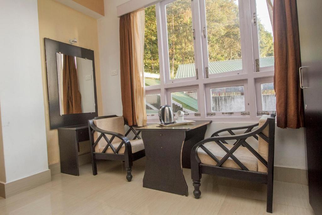 BhurtukHotel O Park Inn的浴室配有梳妆台、镜子和盥洗盆