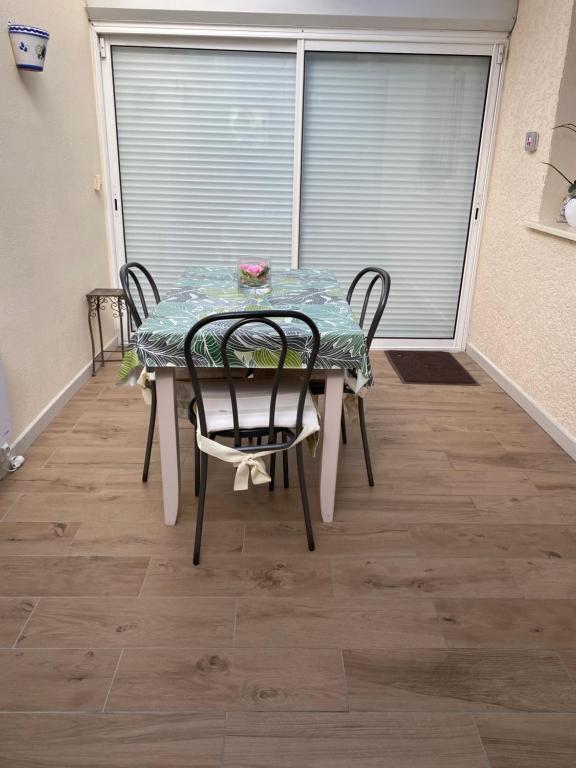 una mesa con 2 sillas y una mesa con en Pour une Escapade Urbaine, en Blanquefort