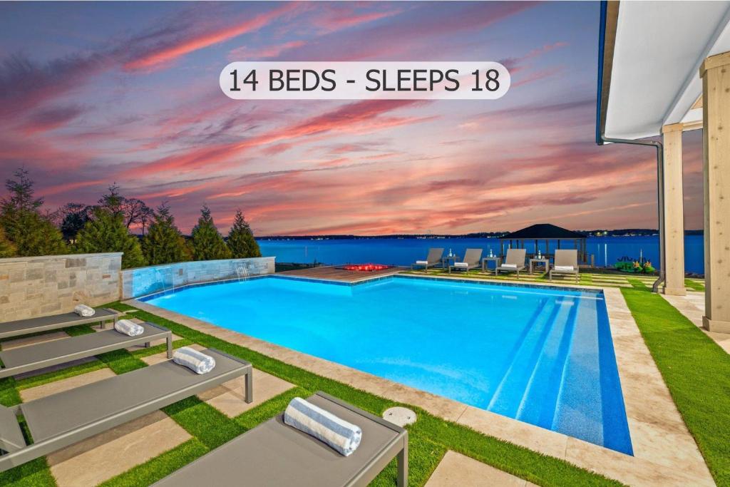 una gran piscina en el patio trasero de una casa en Circle Hollow, en Denver