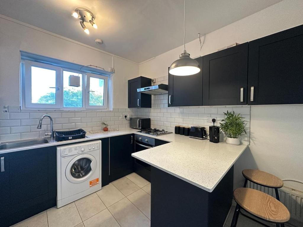 Кухня или мини-кухня в Cozy flat, 2 bedrooms and one living-room, close to Euston Square and Mornington Crescent Stations
