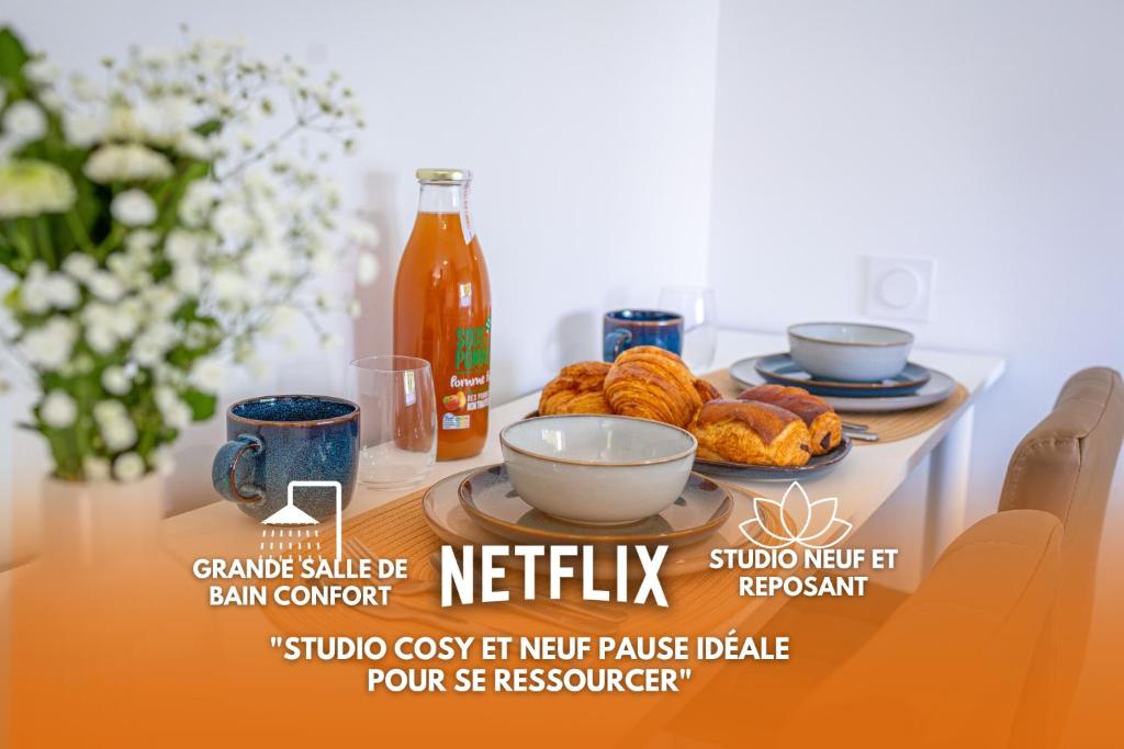 une table avec une assiette de pâtisseries et une bouteille de sauce dans l'établissement Studio cosy proche de Bordeaux, à Ambarès-et-Lagrave