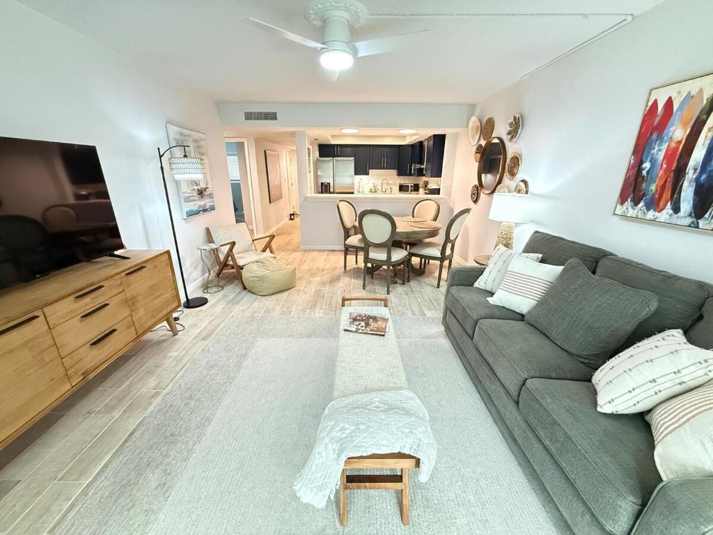 Et opholdsområde på 2 bedroom St Augustine Beachside Retreat steps to the Beach