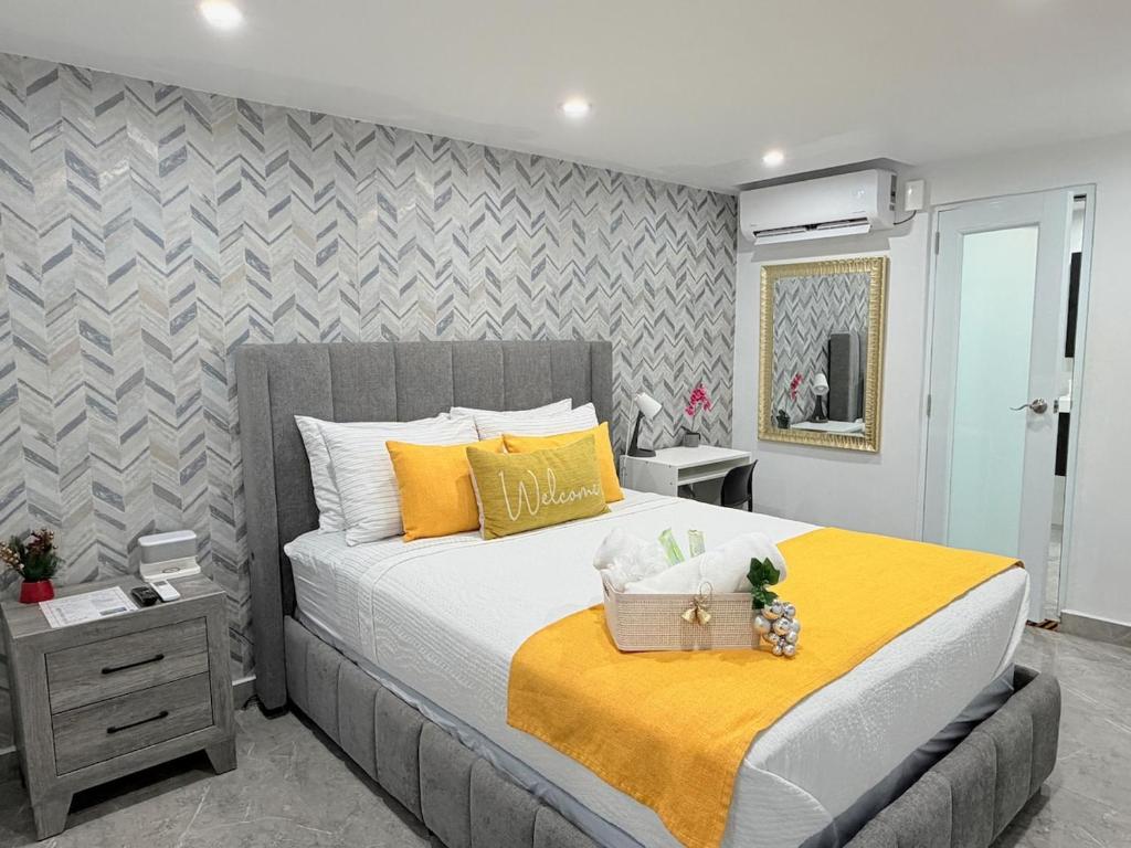 Voodi või voodid majutusasutuse Villa Margarita Luxury #M2, 5 min from the airport toas