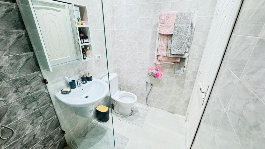 Koupelna v ubytování Modern, Comfortable, Quiet Apartment and Ideal Location