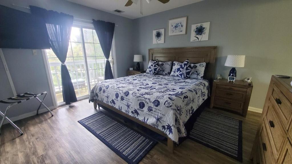 Un dormitorio con una cama y una ventana en Jenkins Cove Getaway, en Tybee Island