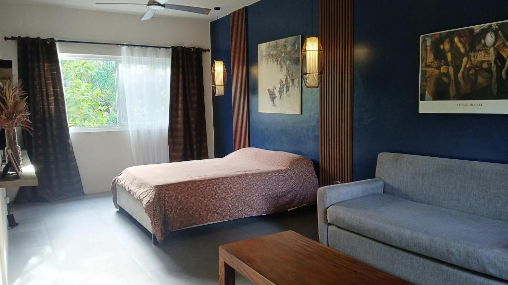 Postel nebo postele na pokoji v ubytování La Villa French Cafe Patisserie