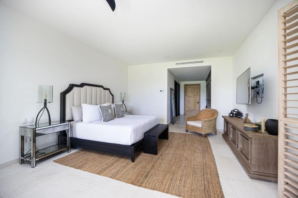 Photo inspiration: Picture Idea: Luxury Ground Floor Condo 3 Bed 4 And Half Bath