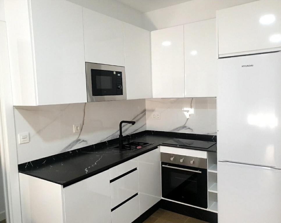 Una cocina o cocineta en Bright Apartment AM