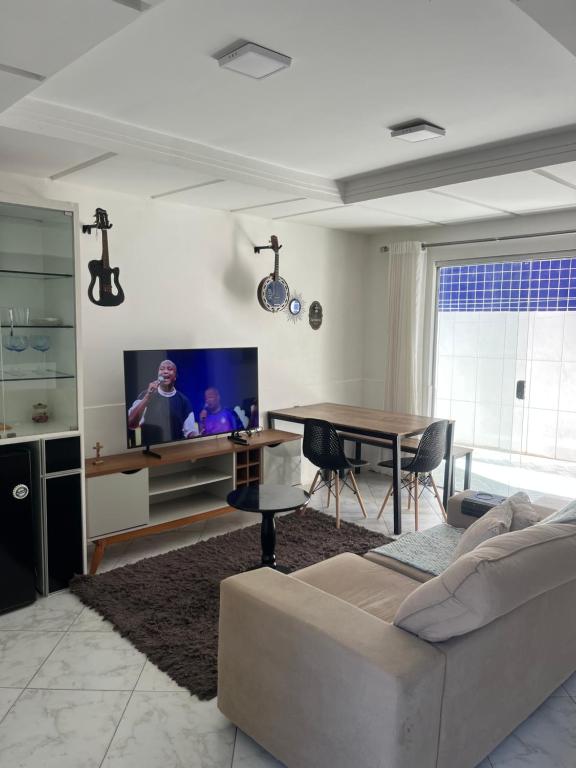 een woonkamer met een bank en een tafel bij Apatapamento 2 quartos com excelente localização, segurança e com tudo o que você e sua família precisam pra uma estadia confortável! in Feira de Santana