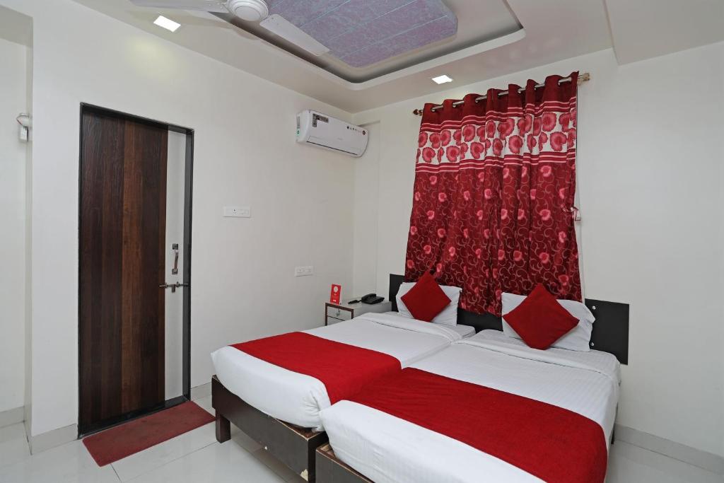 Postel nebo postele na pokoji v ubytování Hotel O Galaxy Apartments Near Pune Airport