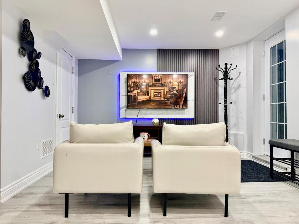 Et tv og/eller underholdning på Modern Cozy Basement Suite Free Parking