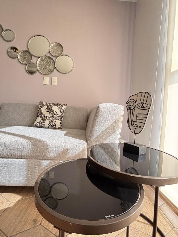 una sala de estar con una mesa y un sofá en Reforma Sky Flat - Steps from Bellas Artes, en Ciudad de México