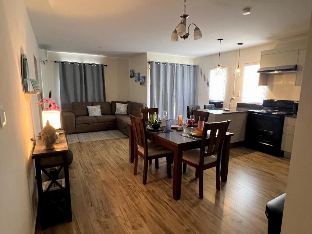 una cucina e un soggiorno con tavolo e sedie di 4B Holiday Haven a Buccoo