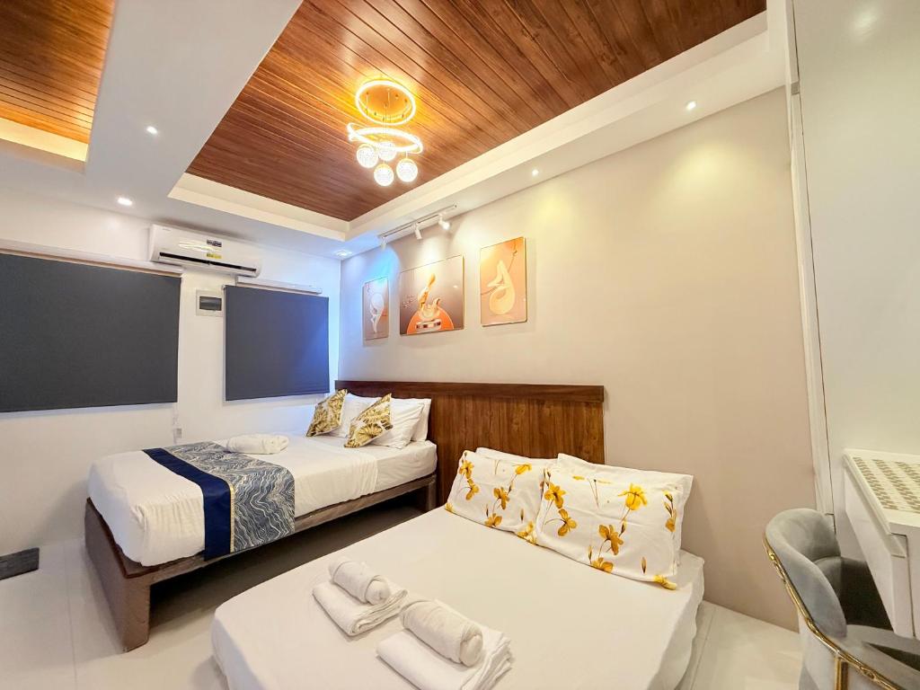 - une chambre avec 2 lits et un bureau dans l'établissement DJS Home Studio Gensan Netflix,free wifi,hot&cold shower,near Airport, à General Santos