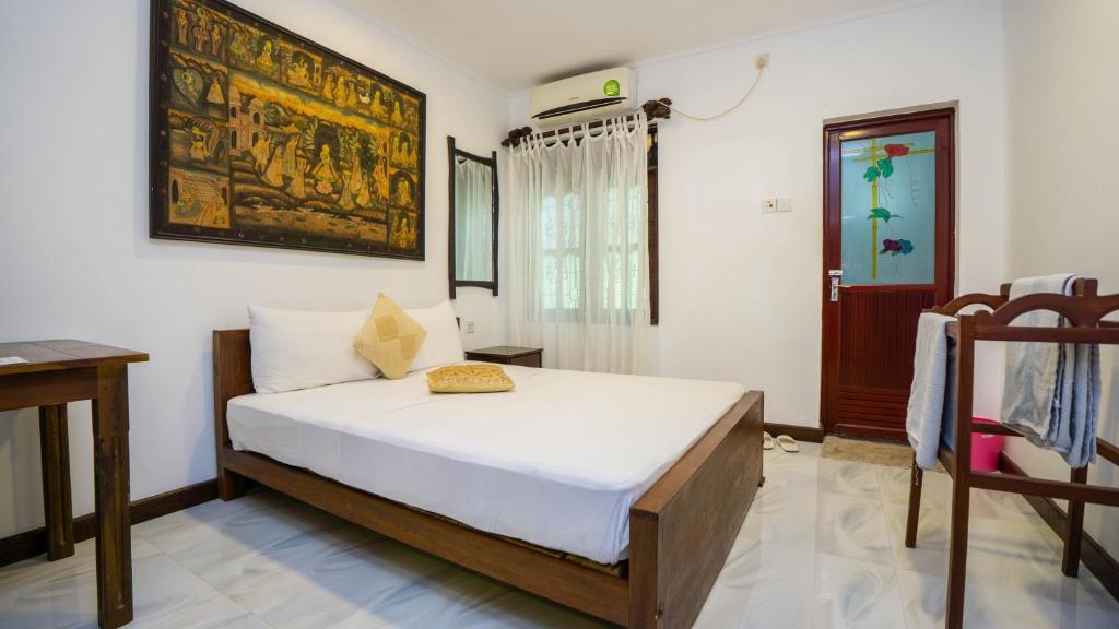 un dormitorio con una cama en una habitación en Thal Sewana, en Sigiriya