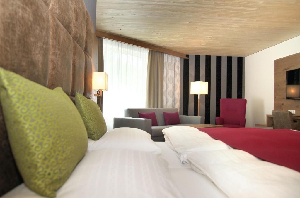 Postel nebo postele na pokoji v ubytování Hotel Krone Langenegg