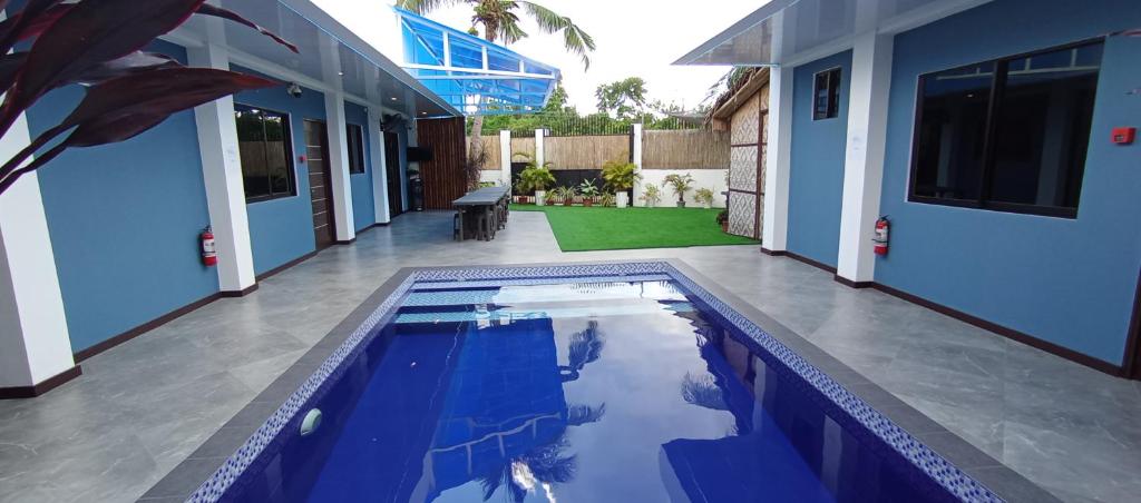 Bazén v ubytování Villa Helene's Cozy Corner Retreat nebo v jeho okolí