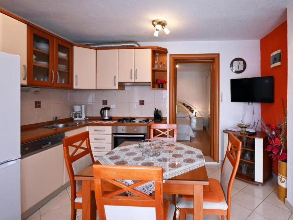 Apartments Mihovilovi - One Bedroom Apartment with Terrace and Pool view
