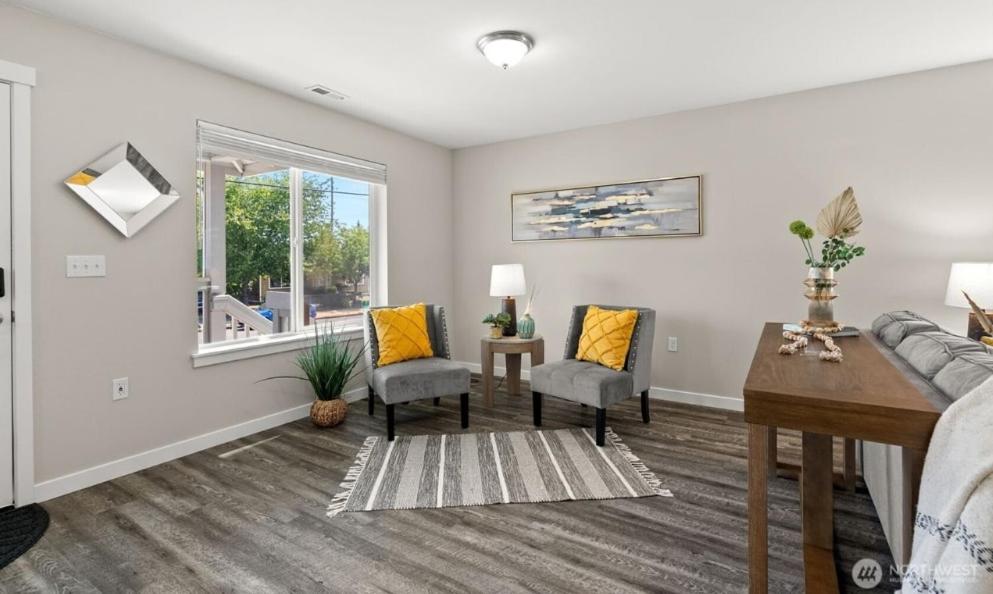 Posezení v ubytování Cottage on Warner - Cozy Getaway Close to Seattle