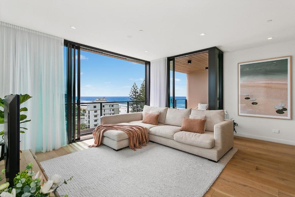 黄金海岸NEW Luxury Coastal Retreat! Palm Beach的带沙发和大窗户的客厅