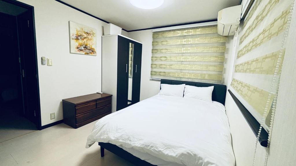 Voodi või voodid majutusasutuse Winter Sale Direct access to each spot Near by Station 9mins to Ikebukuro 10mins to Ueno 13mins to Shinjuku Whole House 3 Bedrooms Max for 8 toas