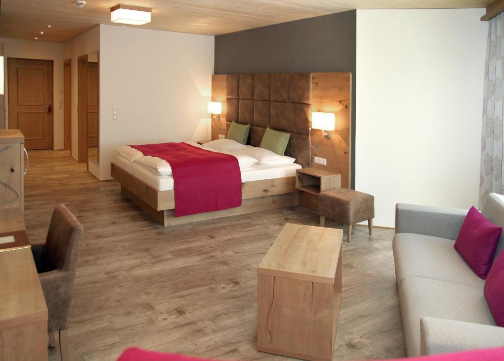 Postel nebo postele na pokoji v ubytování Hotel Krone Langenegg