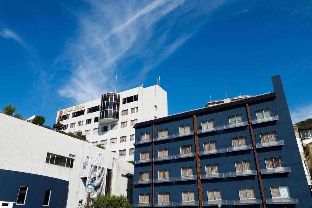 un grand bâtiment avec un ciel bleu en arrière-plan dans l'établissement Hotel Seiryu Japanese Spa inn with spectacular view in Osaka, à Higashiōsaka