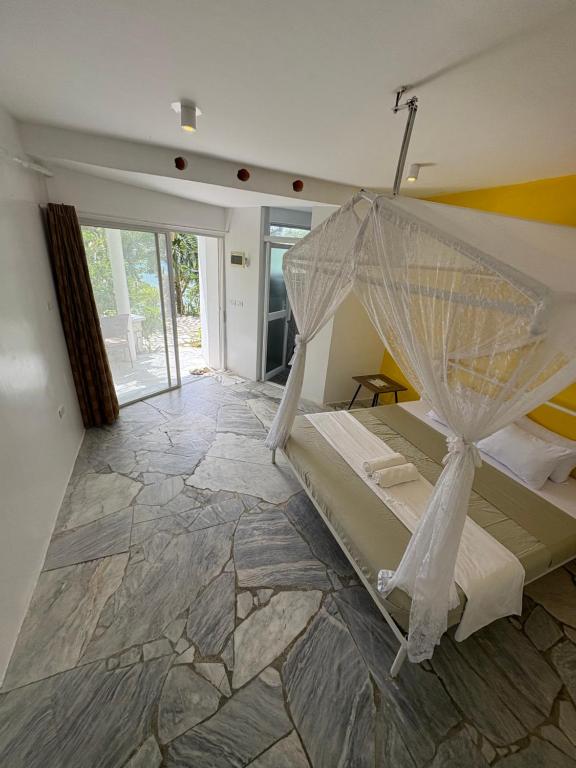 Dormitorio con cama con red en Lonos Circle Private Garden, en Romblon