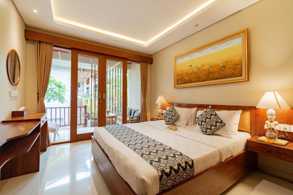 Un dormitorio con una cama grande y un balcón. en Narada House Ubud, en Ubud