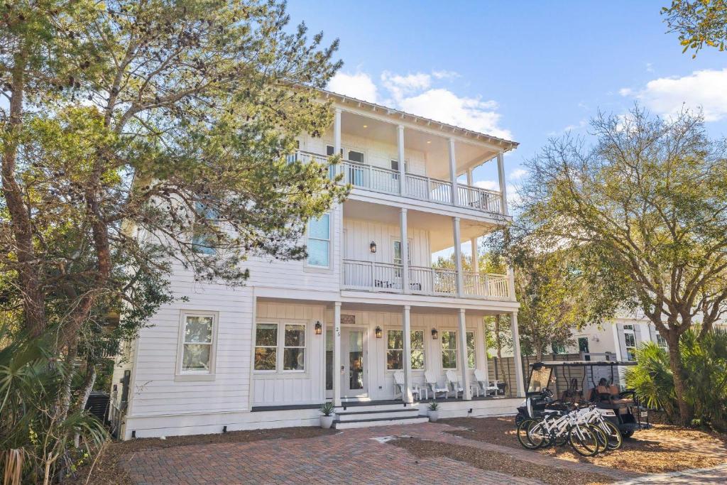 una casa blanca con bicicletas estacionadas frente a ella en Soakin it Up, en Inlet Beach