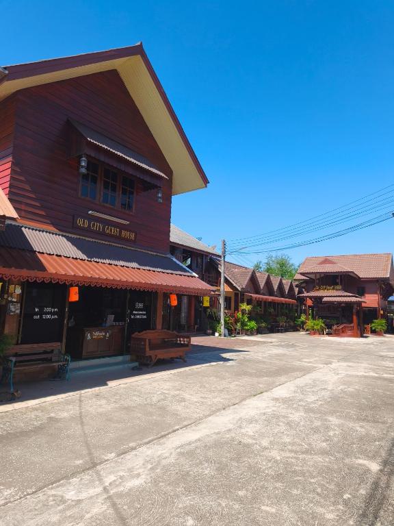 an empty parking lot in front of a building at Old City Guest House in Sukhothai
