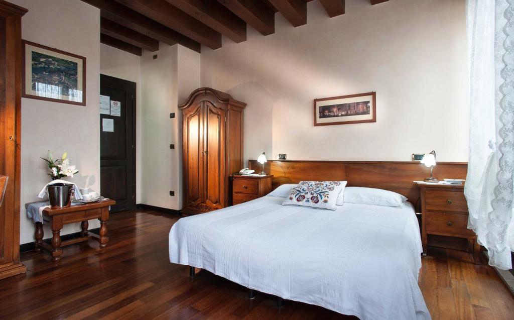 Postel nebo postele na pokoji v ubytování Hotel Al Castello