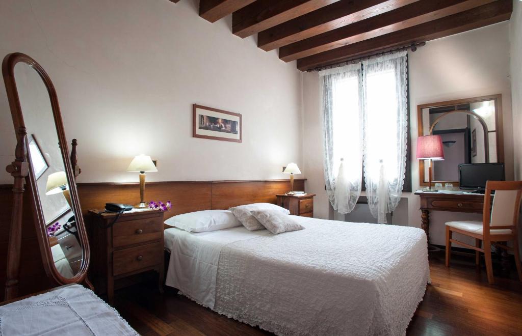 Postel nebo postele na pokoji v ubytování Hotel Al Castello