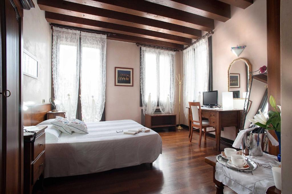 Postel nebo postele na pokoji v ubytování Hotel Al Castello